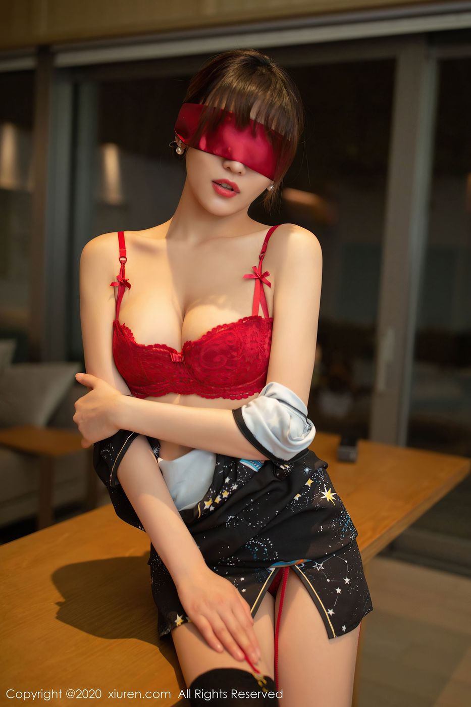 [XIUREN秀人网] 性感模特陆萱萱黑丝吊袜蒙眼情迷乌镇+太湖旅拍 No.2289