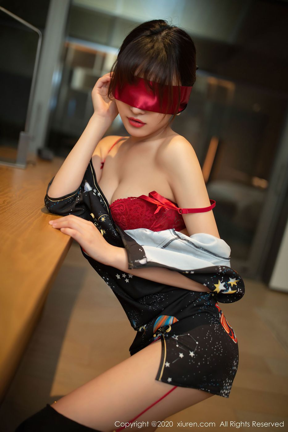 [XIUREN秀人网] 性感模特陆萱萱黑丝吊袜蒙眼情迷乌镇+太湖旅拍 No.2289