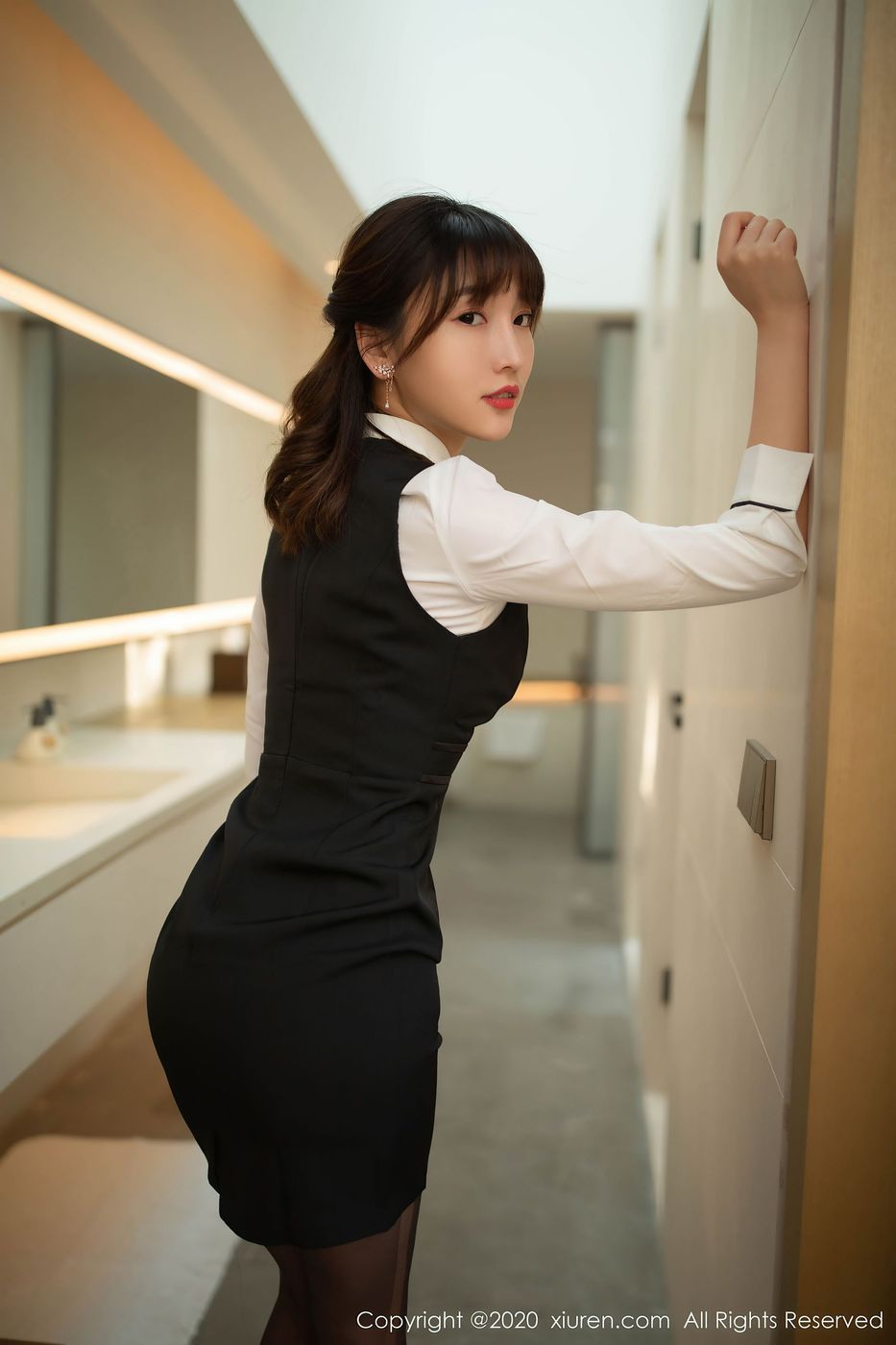 [XIUREN秀人网] 美女模特陆萱萱前台经理主题乌镇+太湖性感旅拍 No.2312