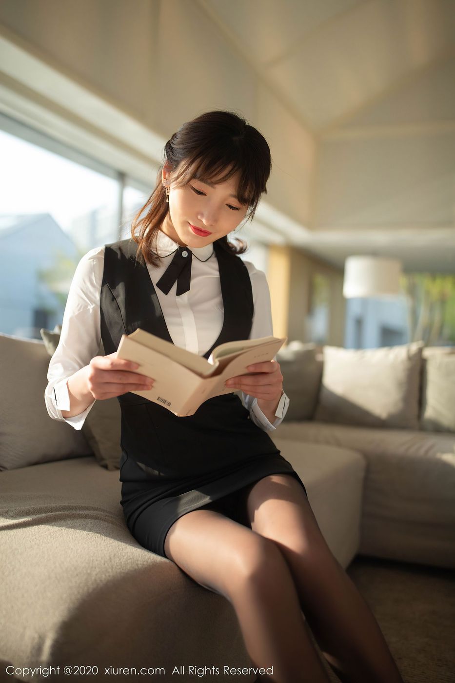 [XIUREN秀人网] 美女模特陆萱萱前台经理主题乌镇+太湖性感旅拍 No.2312