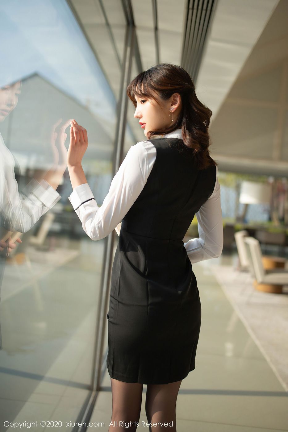 [XIUREN秀人网] 美女模特陆萱萱前台经理主题乌镇+太湖性感旅拍 No.2312