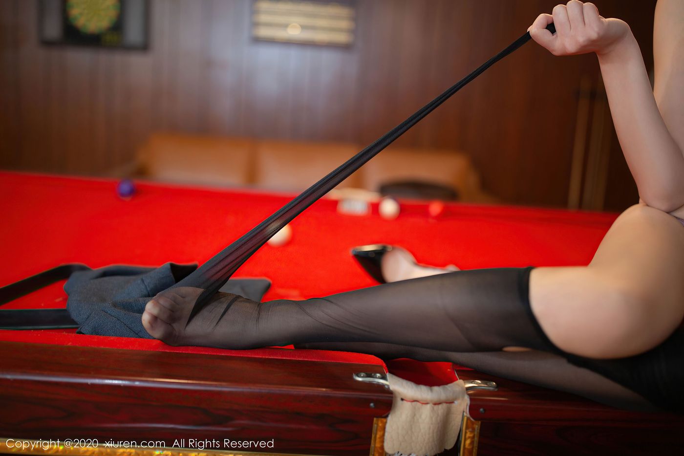 [XIUREN秀人网] 美女模特陆萱萱台球室暖光场景丝袜主题写真 No.2363