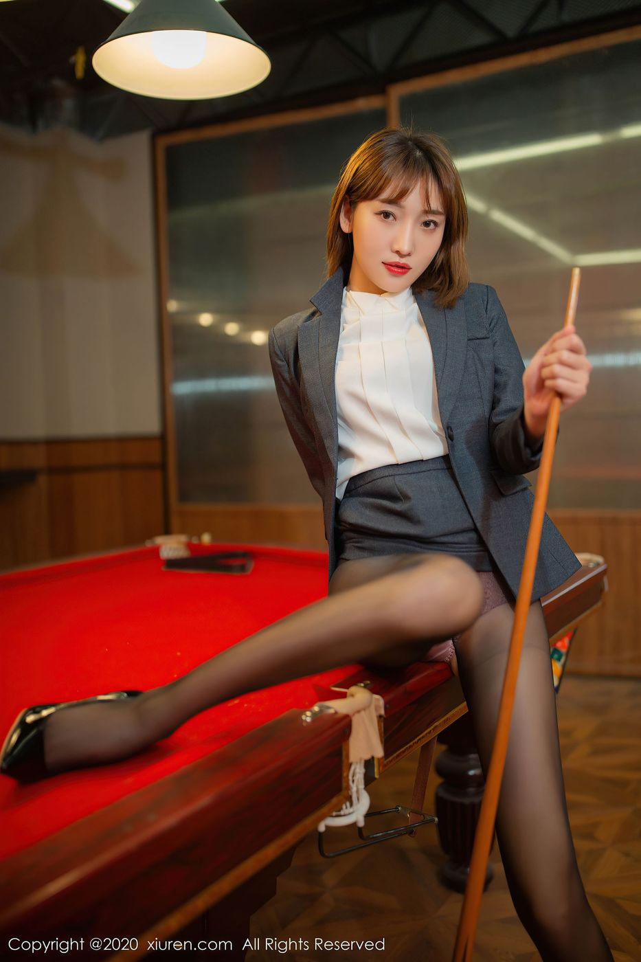 [XIUREN秀人网] 美女模特陆萱萱台球室暖光场景丝袜主题写真 No.2363