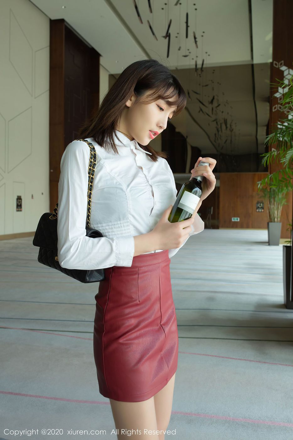 [XIUREN秀人网] 性感模特陆萱萱酒后女孩丝袜系列乌镇+太湖旅拍 No.2393