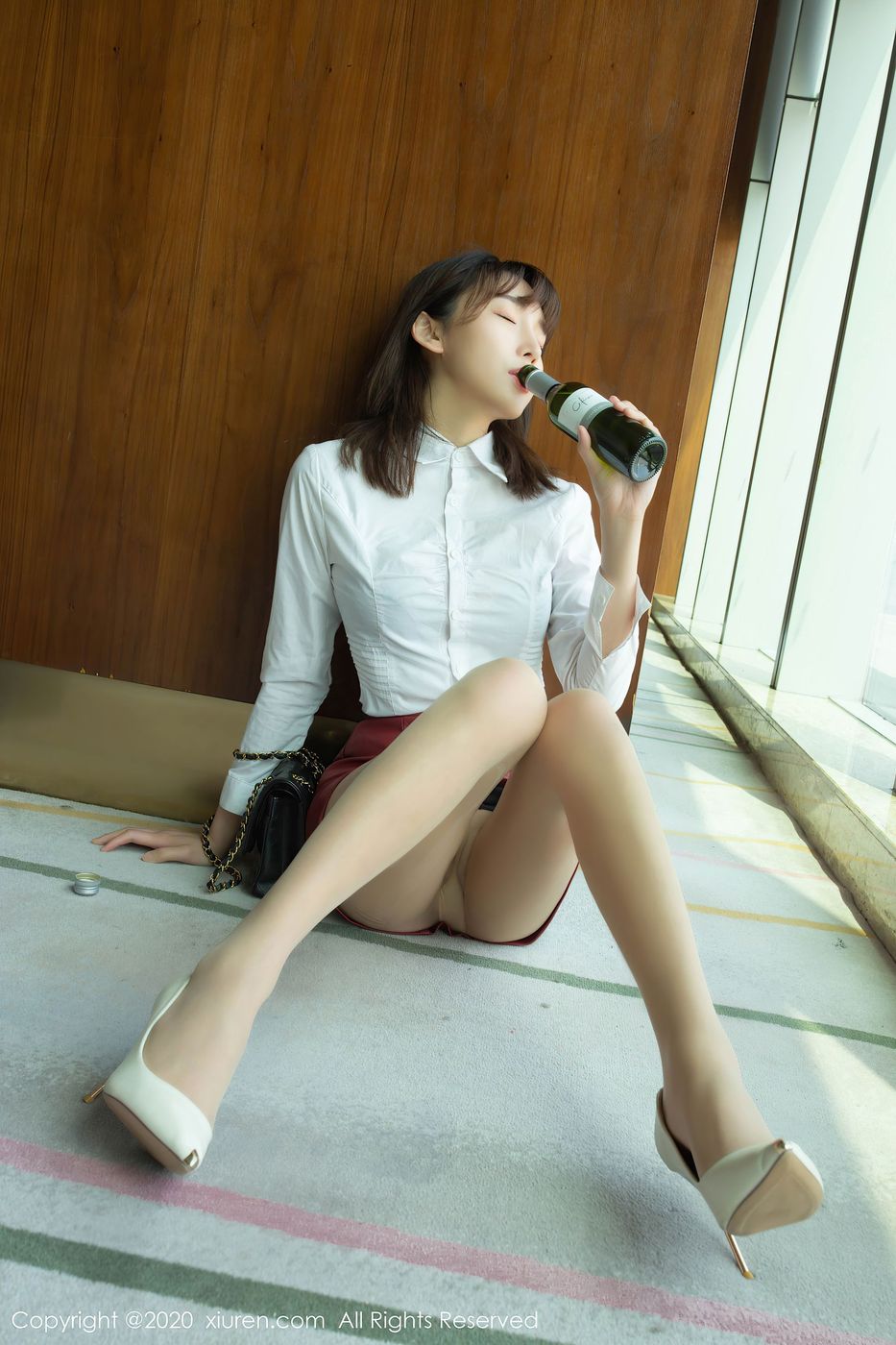 [XIUREN秀人网] 性感模特陆萱萱酒后女孩丝袜系列乌镇+太湖旅拍 No.2393