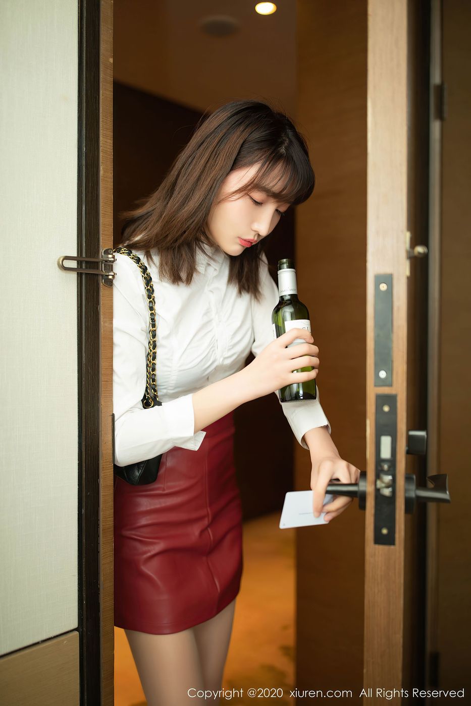 [XIUREN秀人网] 性感模特陆萱萱酒后女孩丝袜系列乌镇+太湖旅拍 No.2393