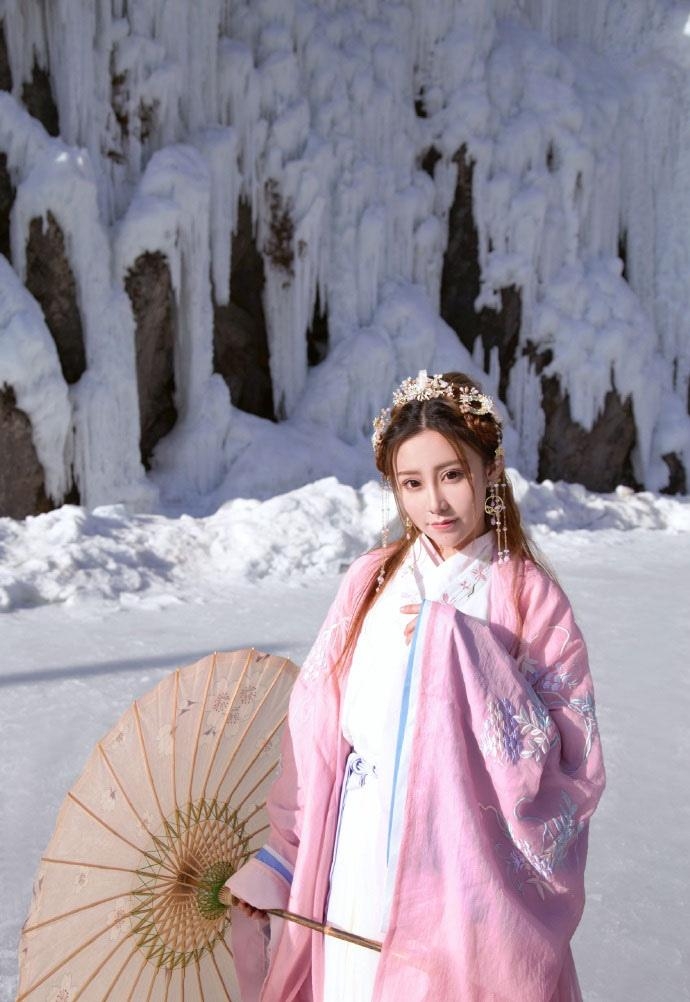 甜美古装美女漫步冰天雪地写真