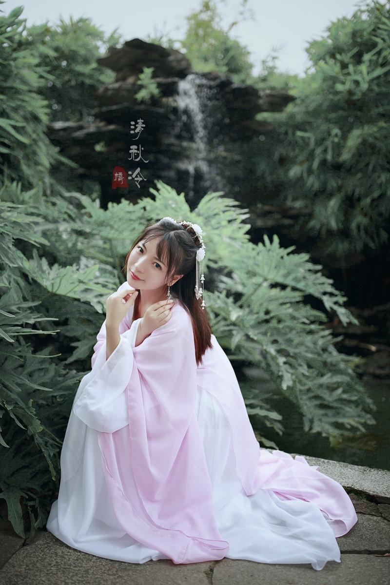 粉嫩汉服美女气质清新脱俗写真