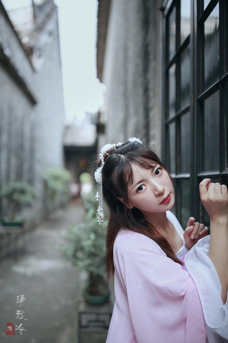 粉嫩汉服美女气质清新脱俗写真