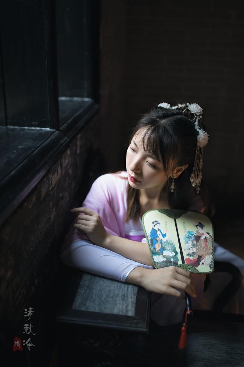 粉嫩汉服美女气质清新脱俗写真