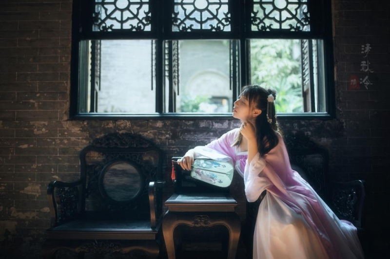 粉嫩汉服美女气质清新脱俗写真