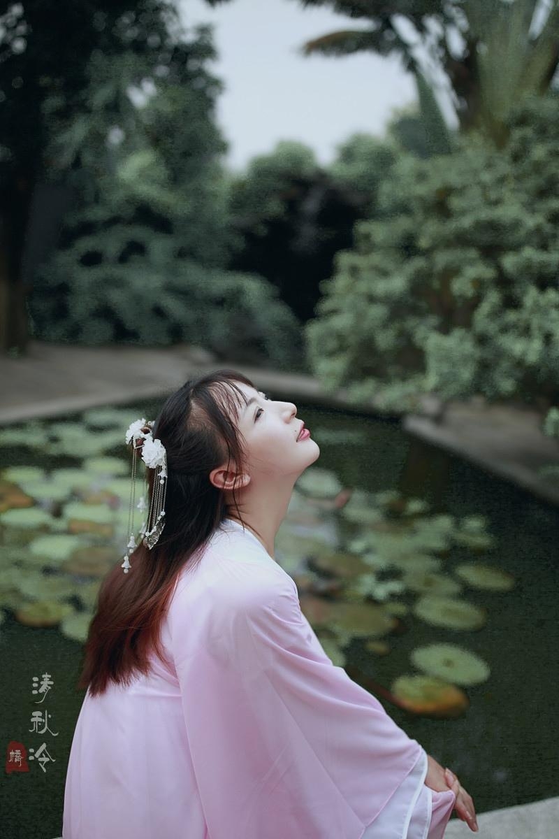 粉嫩汉服美女气质清新脱俗写真