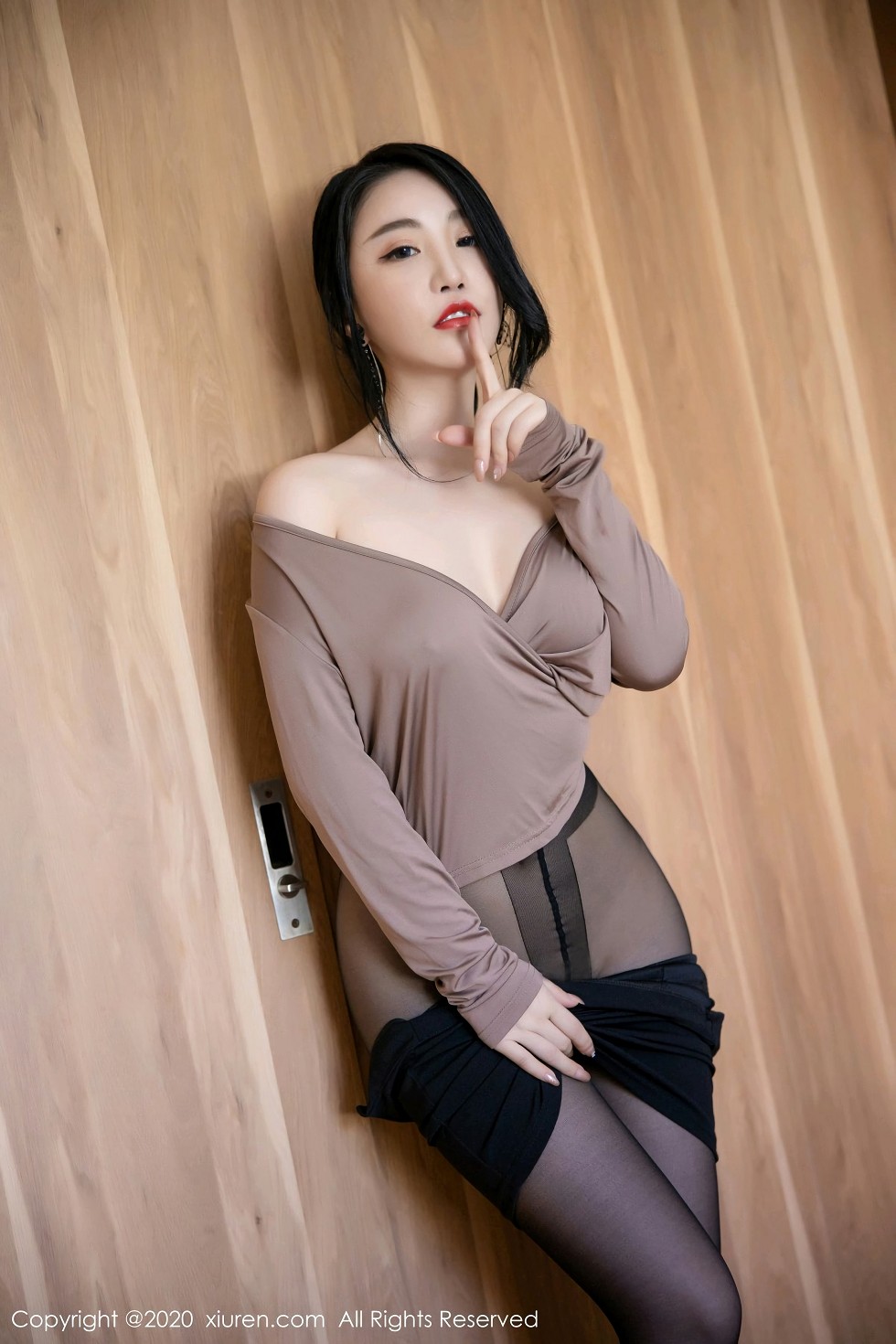 XiuRen第2881期_女神绯月樱-Cherry都市OL短裙主题无内黑丝裤袜秀翘臀诱惑写真52P