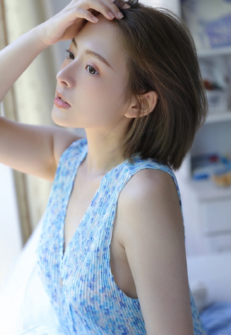 短发美女漂亮脸蛋室内个人写真