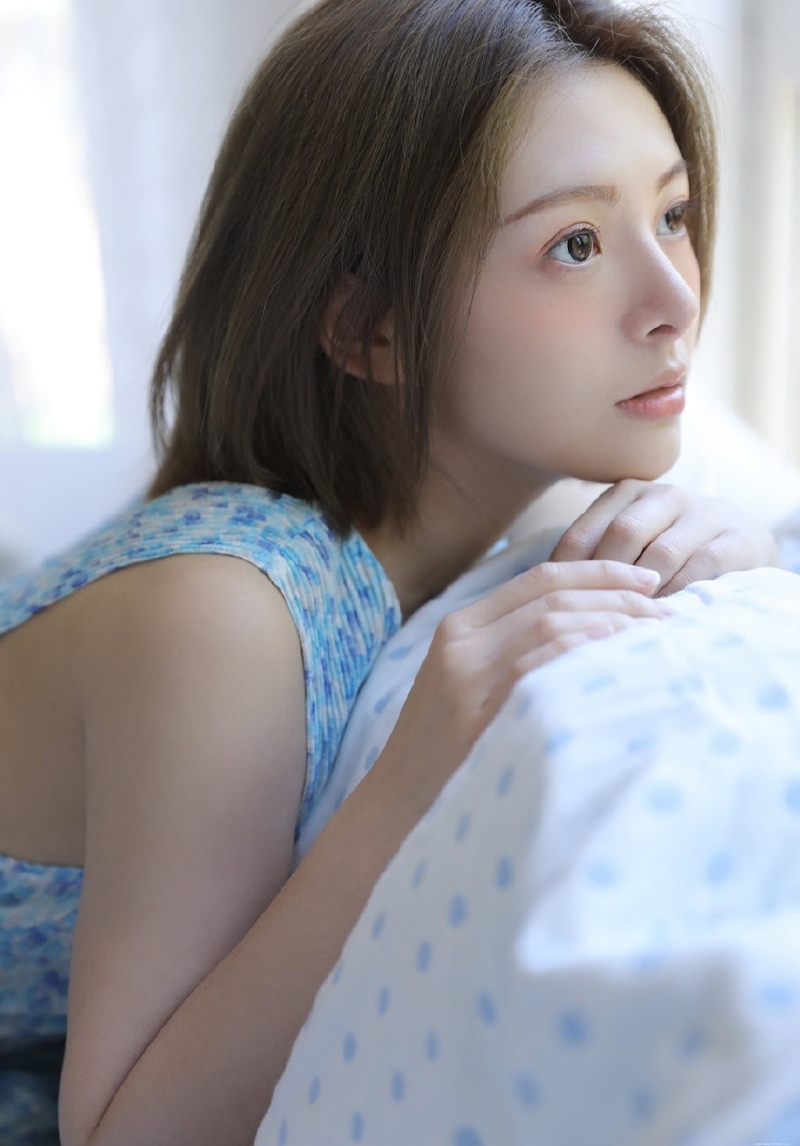 短发美女漂亮脸蛋室内个人写真