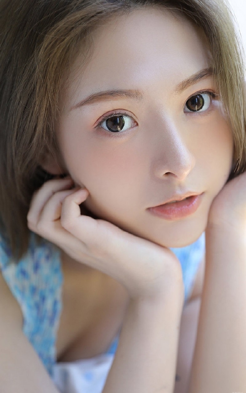 短发美女漂亮脸蛋室内个人写真