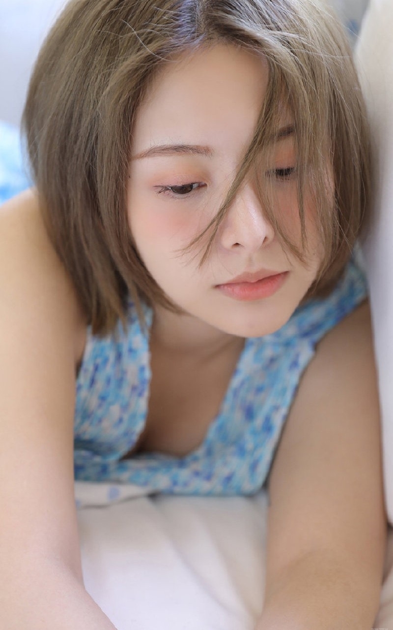 短发美女漂亮脸蛋室内个人写真