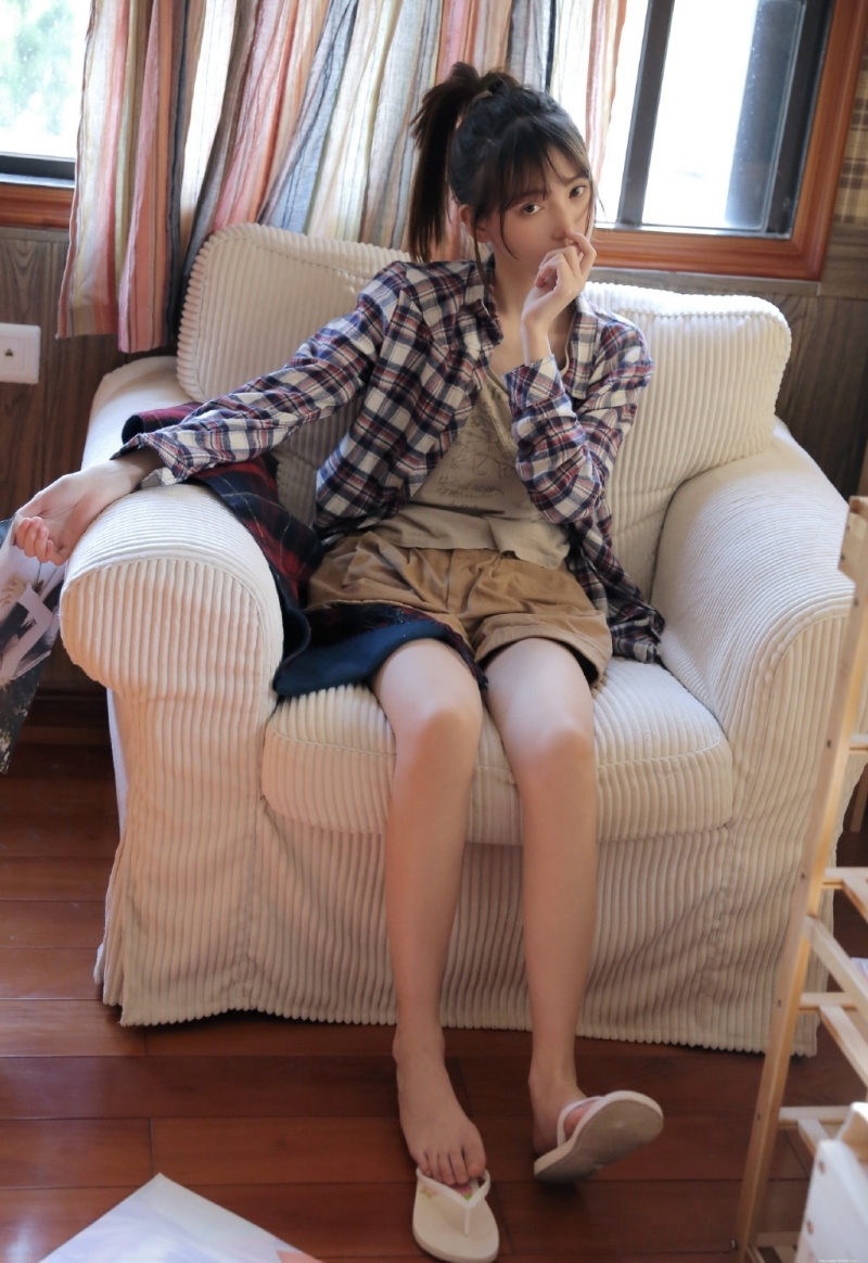 高马尾美眉白皙大长腿居家写真