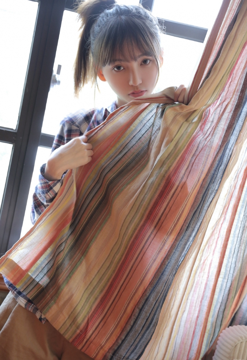 高马尾美眉白皙大长腿居家写真