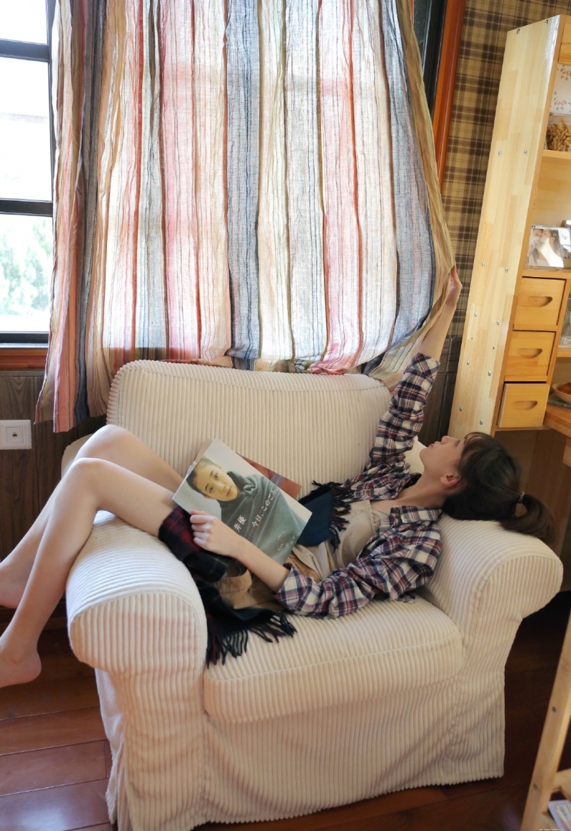 高马尾美眉白皙大长腿居家写真