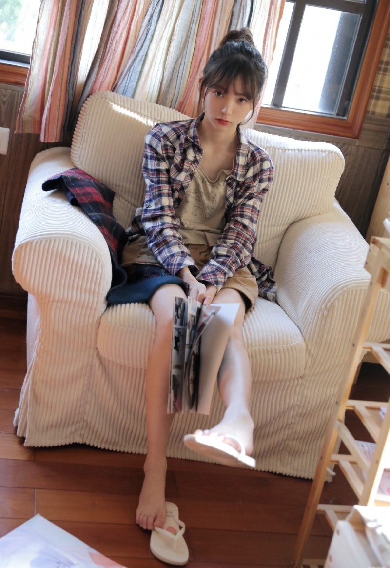 高马尾美眉白皙大长腿居家写真