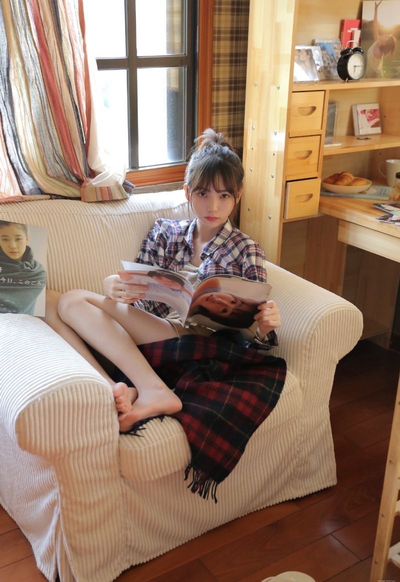 高马尾美眉白皙大长腿居家写真