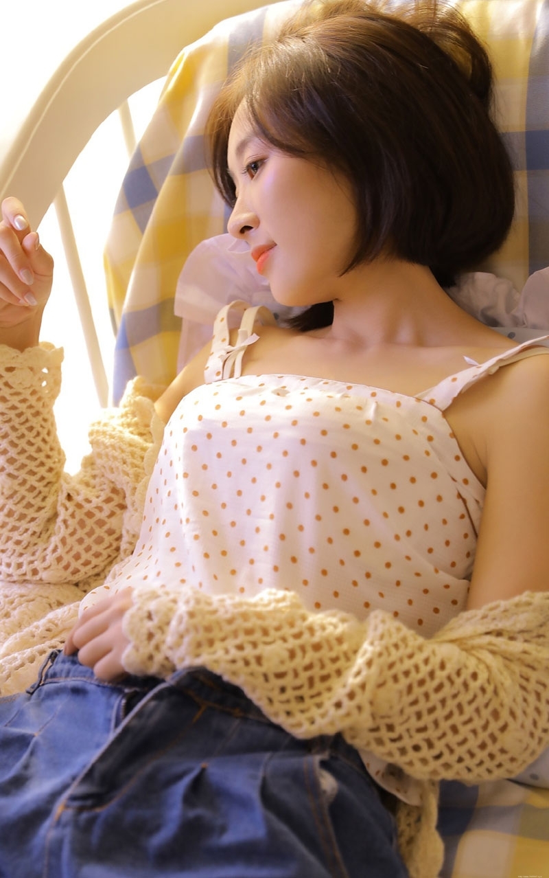 短发美人清新干净唯美图片