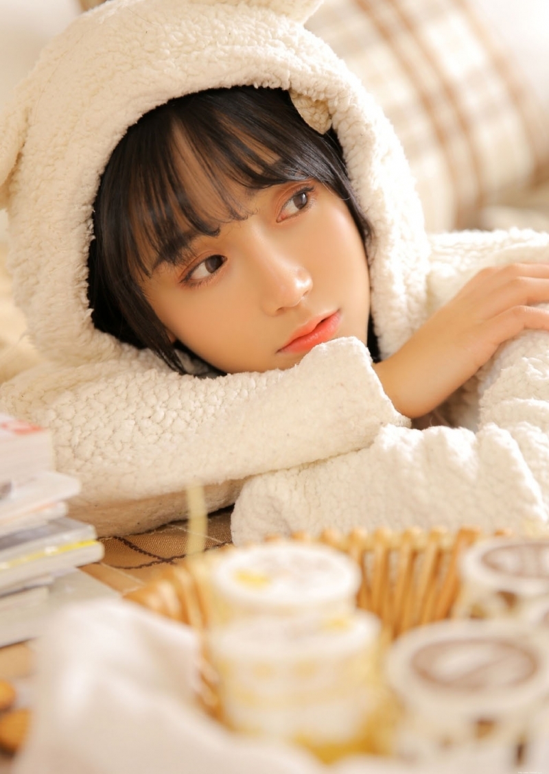 齐刘海萌妹子俏皮可爱私房写真