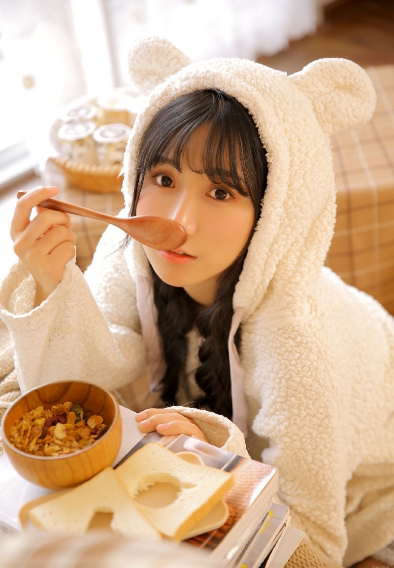 齐刘海萌妹子俏皮可爱私房写真