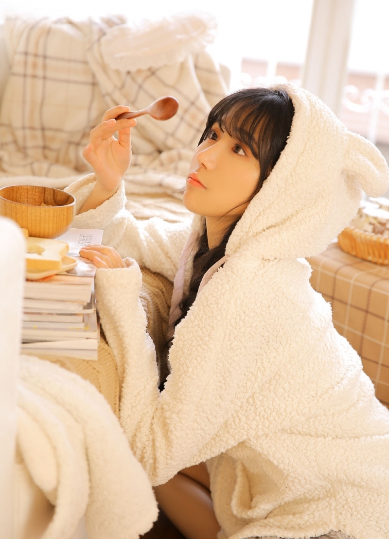 齐刘海萌妹子俏皮可爱私房写真