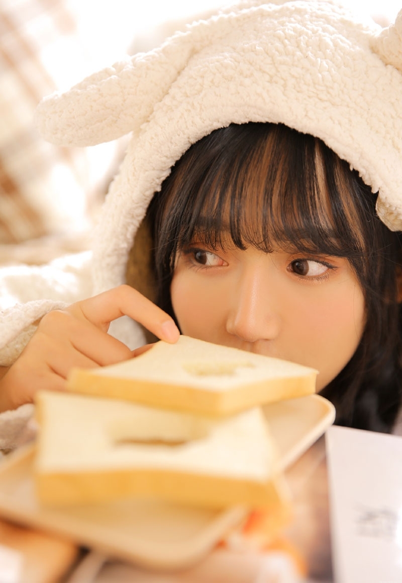 齐刘海萌妹子俏皮可爱私房写真