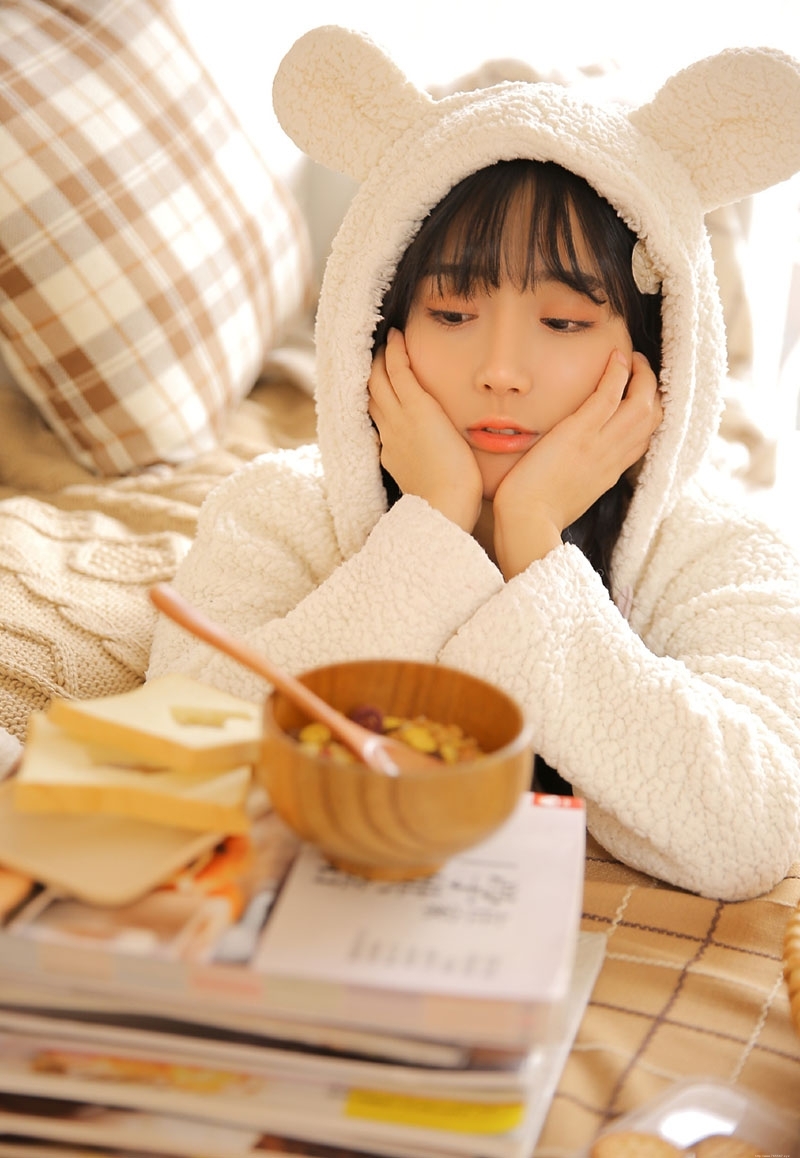 齐刘海萌妹子俏皮可爱私房写真