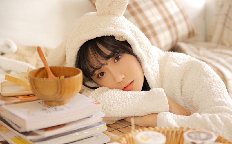 齐刘海萌妹子俏皮可爱私房写真