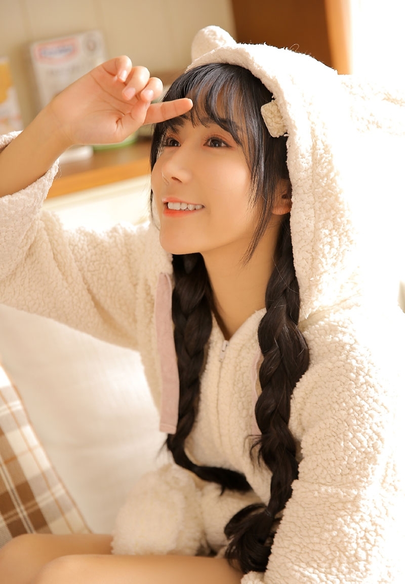 齐刘海萌妹子俏皮可爱私房写真