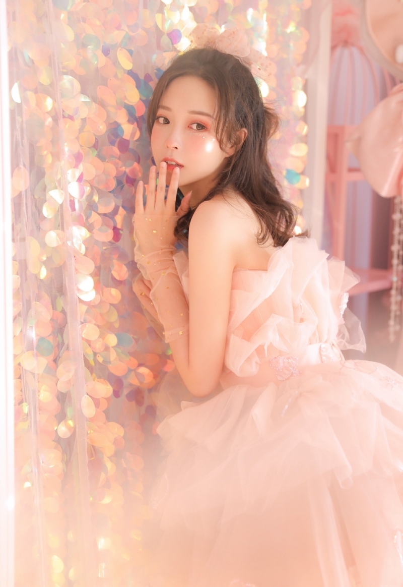 元气少女粉色纱裙香肩锁骨写真