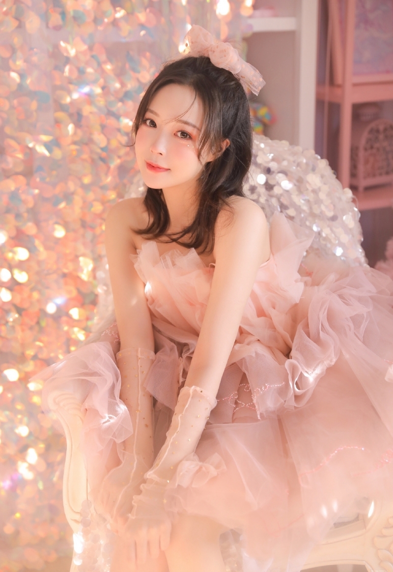 元气少女粉色纱裙香肩锁骨写真