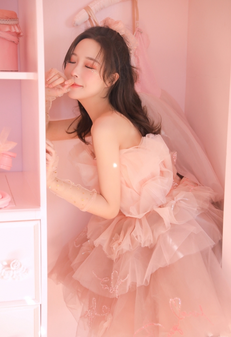 元气少女粉色纱裙香肩锁骨写真
