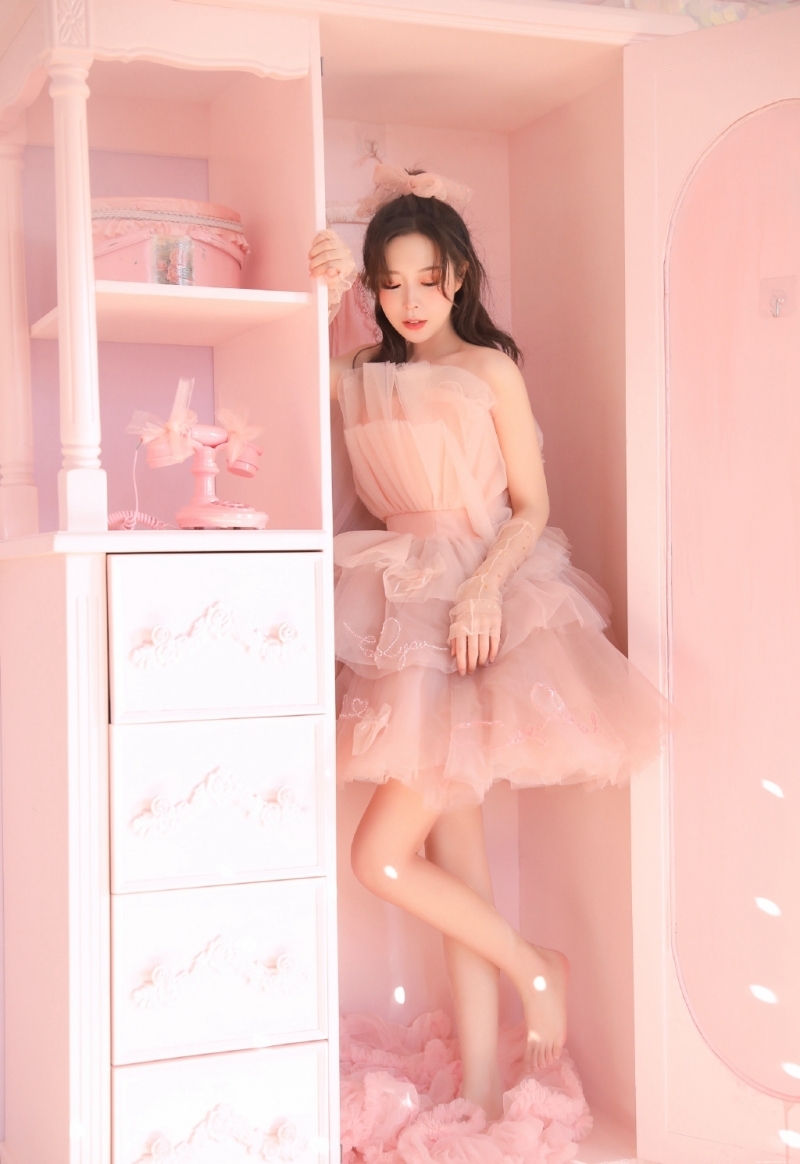元气少女粉色纱裙香肩锁骨写真