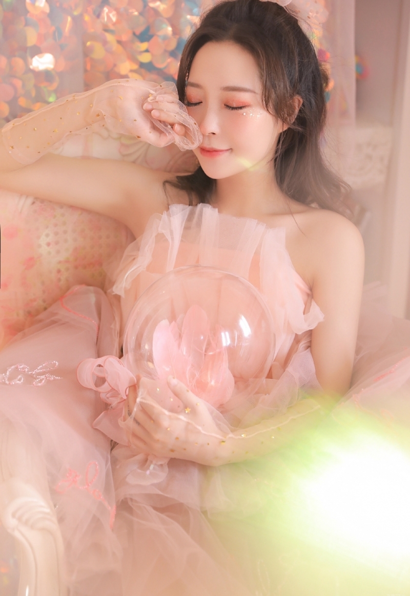 元气少女粉色纱裙香肩锁骨写真