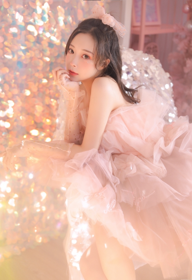 元气少女粉色纱裙香肩锁骨写真