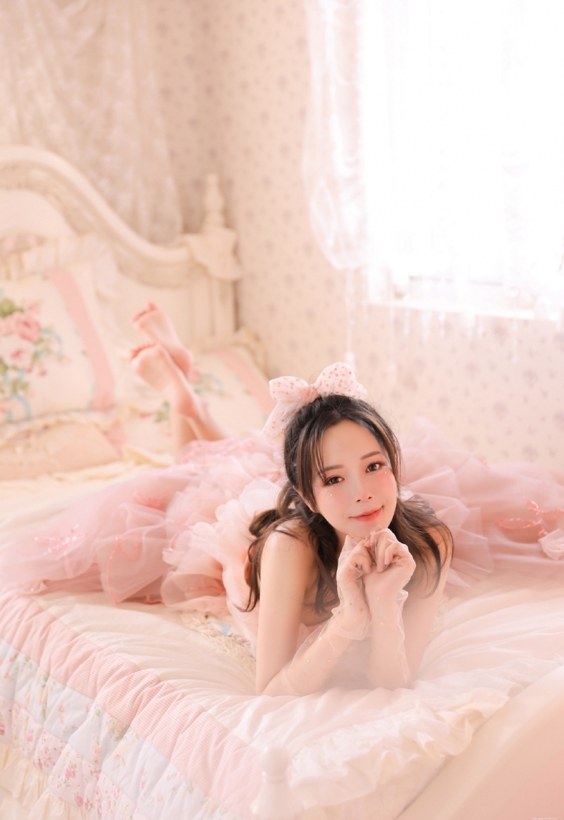 元气少女粉色纱裙香肩锁骨写真