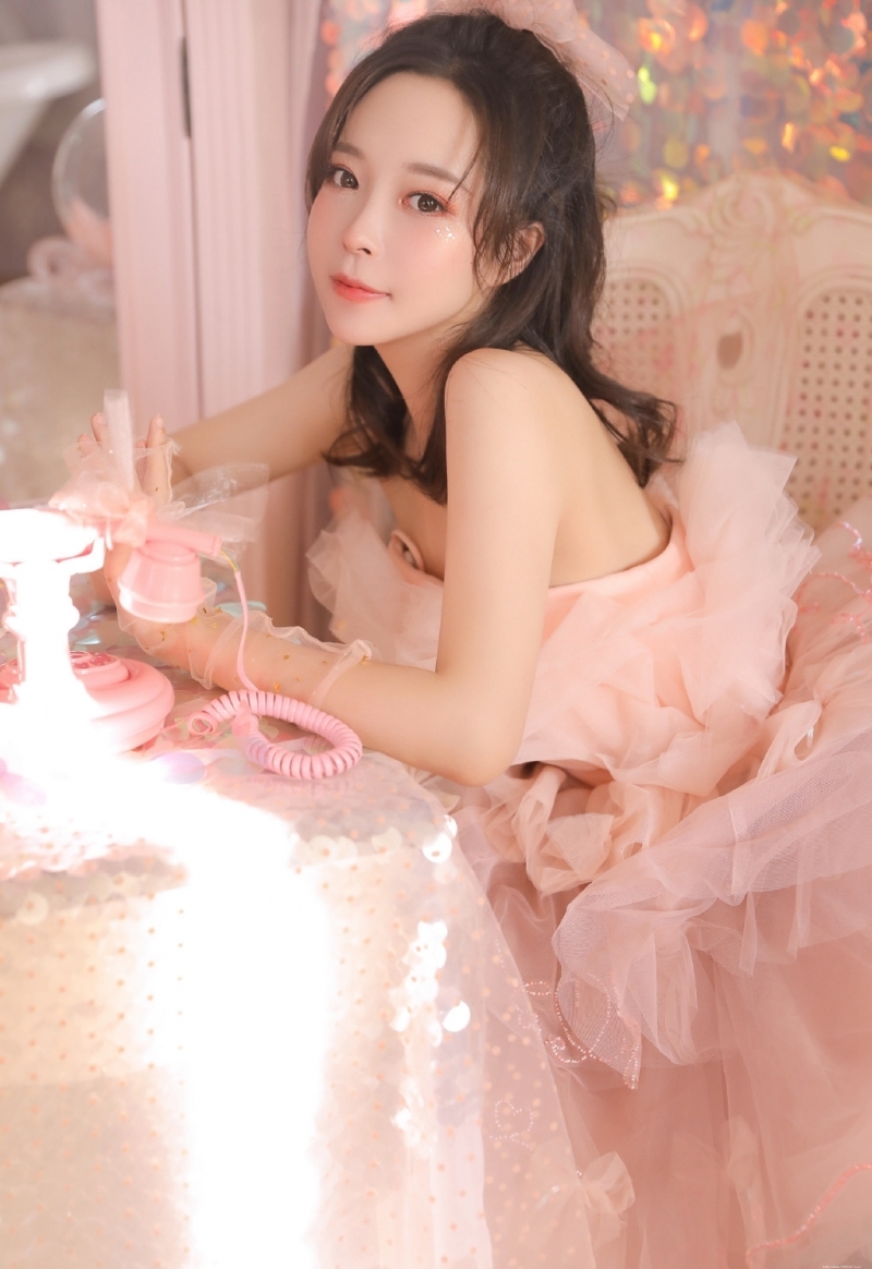 元气少女粉色纱裙香肩锁骨写真