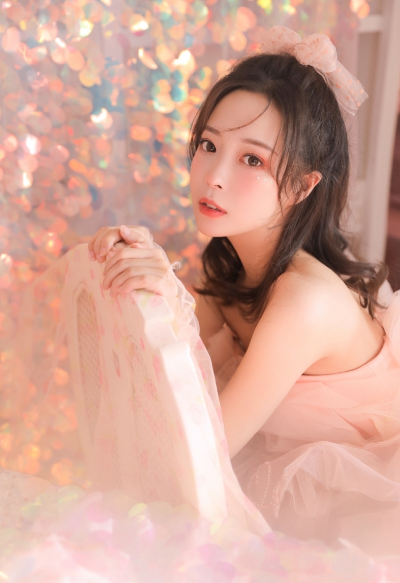 元气少女粉色纱裙香肩锁骨写真