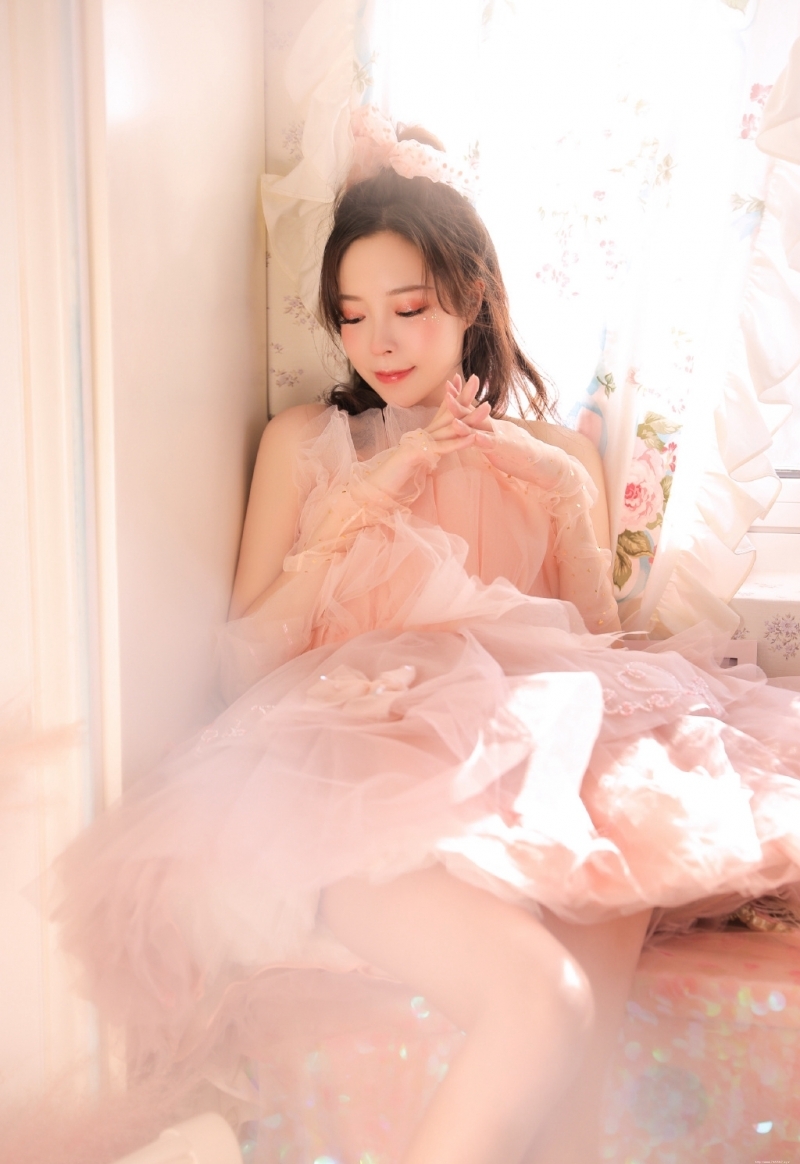 元气少女粉色纱裙香肩锁骨写真