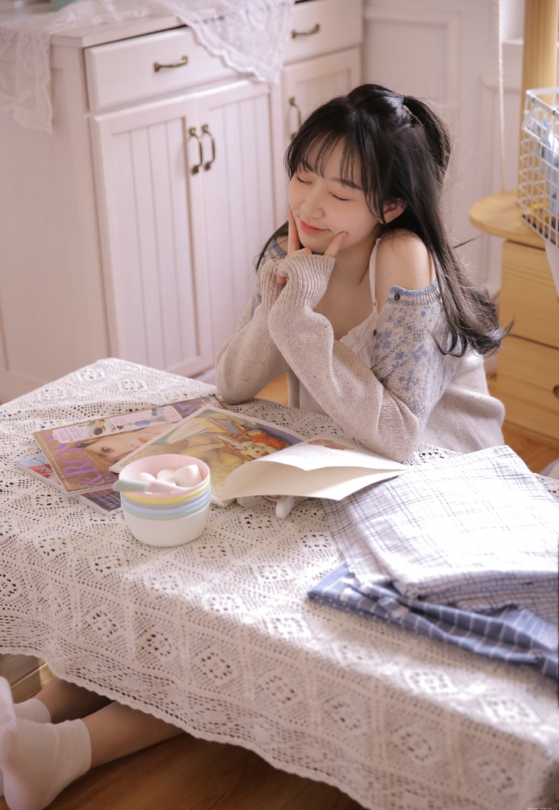 日韩美女唇红齿白娇媚可爱图片