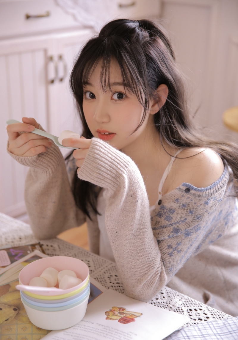 日韩美女唇红齿白娇媚可爱图片