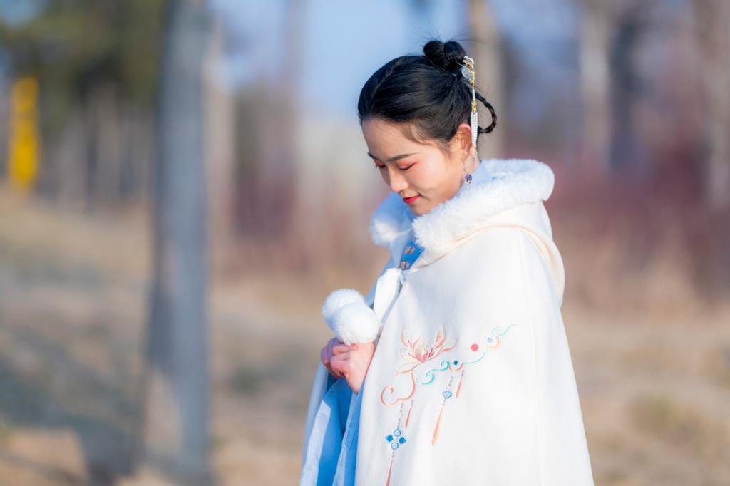 白衣古装美女气质淡雅清秀写真