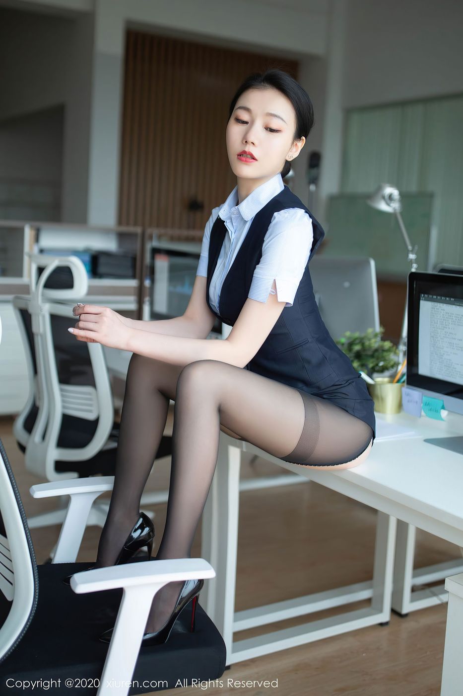 [XIUREN秀人网] 美女模特安然Maleah办公室秘书职业制服系列写真 No.2398