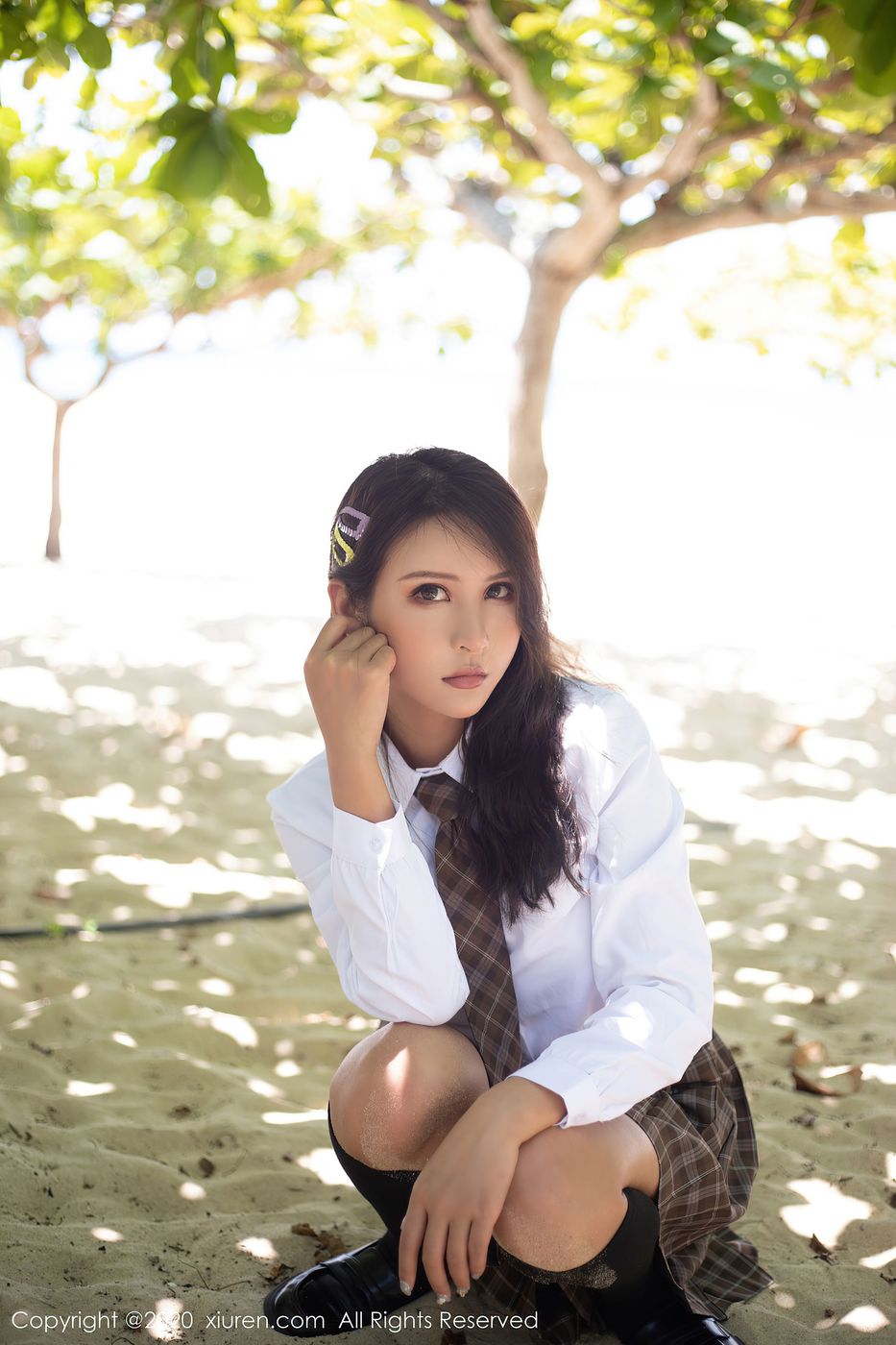 [XiuRen秀人网] 美女模特Emily顾奈奈海边泳衣+黑丝OL系列心愿旅拍 No.2447