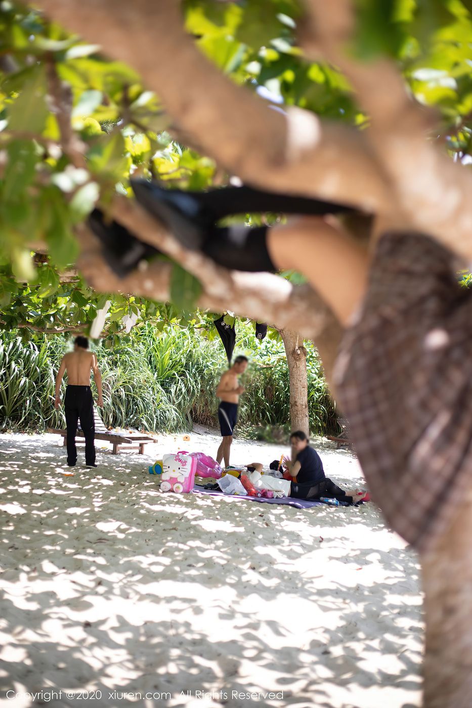 [XiuRen秀人网] 美女模特Emily顾奈奈海边泳衣+黑丝OL系列心愿旅拍 No.2447